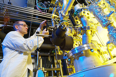 Ingenieur vor der Technikumsanlage für Polymerfaser