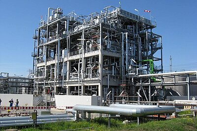 Außenansicht einer Propanentasphaltierungsanlage