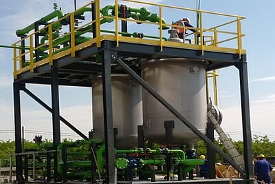 Außenansicht einer Lagerstättenwasseraufbereitungsanlage