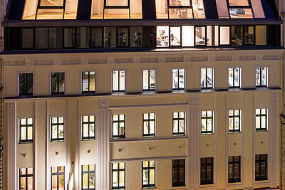 Pörner Gebäude bei Nacht