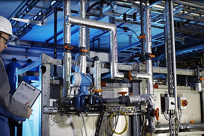 Ingenieur vor der Bio-Silikat-Pilotanlage