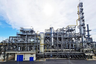 Außenansicht auf eine Altölaufbereitungsanlage