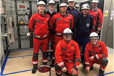 Ingenieure in roter Schutzkleidung vor Biturox Bitumen Pilotanlage