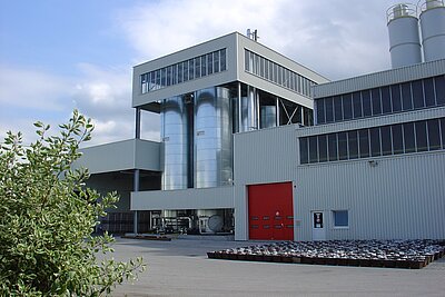 Außenansicht einer Bitumenbahnenproduktionsanlage