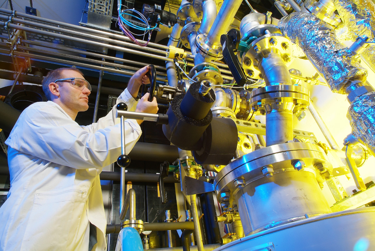 Ingenieur an einer Technikumsanlage 